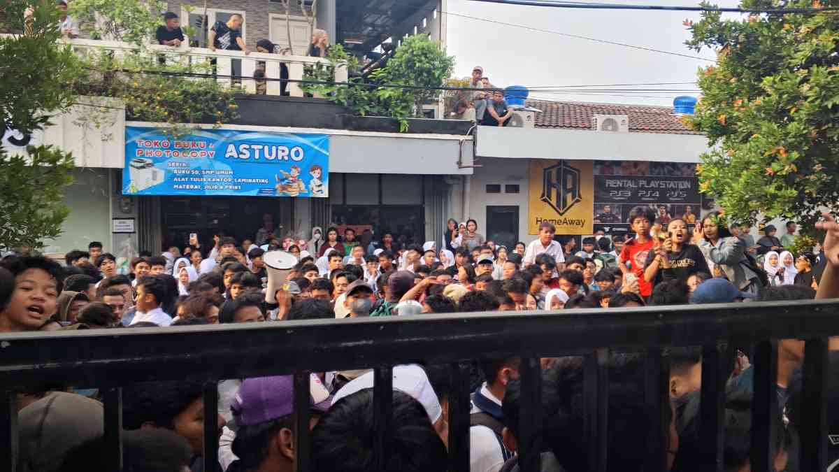Alumni SMPN 13 Bekasi Demo Tuntut Pecat Guru Terduga Pelecehan