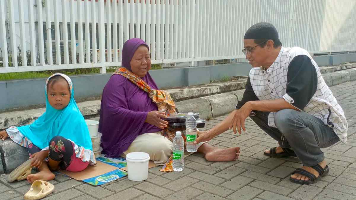 Perawat Taman Hingga Pedagang Bendera Terima Bantuan PJBW di Bekasi