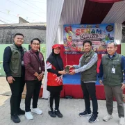 KKN UPB Gelar Program Penghijauan di Bantar Gebang, Tanam dan Bagikan Bibit Pohon