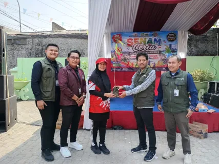 KKN UPB Gelar Program Penghijauan di Bantar Gebang, Tanam dan Bagikan Bibit Pohon