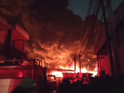 Kebakaran Pabrik Bingkai di Lampiri Pondok Kelapa, 25 Unit Damkar Dikerahkan