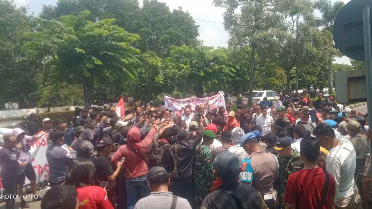 Puluhan Mahasiswa Demo di DPRD Kota Bekasi, Aspirasi Disambut Baik