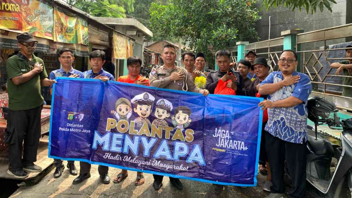SAMSAT Bekasi Ramai Wajib Pajak, Polantas Berbagi Sembako ke Ojek