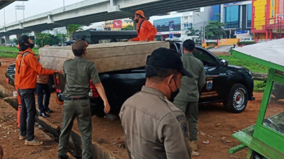 Kolong Tol Becakayu Ditertibkan 18 Petugas Gabungan