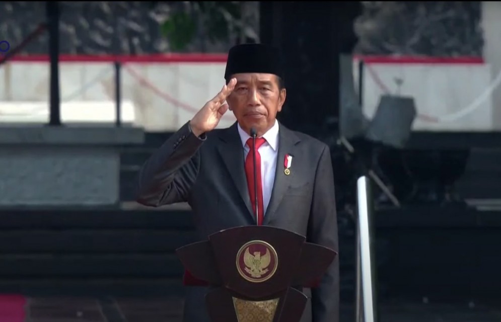 Presiden Jokowi Pimpin Upacara Parade Senja di Kemhan