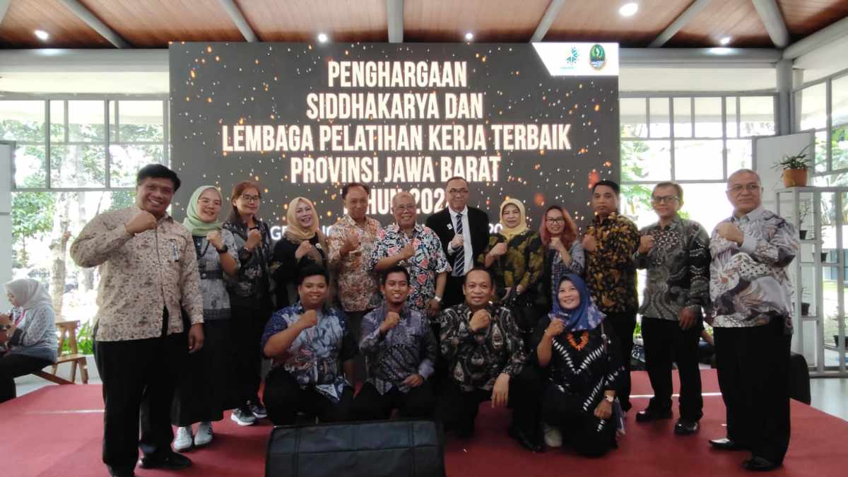 Pj Gubernur Jabar Lantik Ketua dan Pengurus FKLPID Jabar