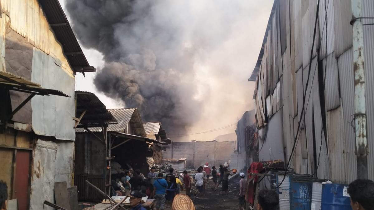 Api Mengamuk di Rawapasung, Gudang Plastik Ludes Terbakar