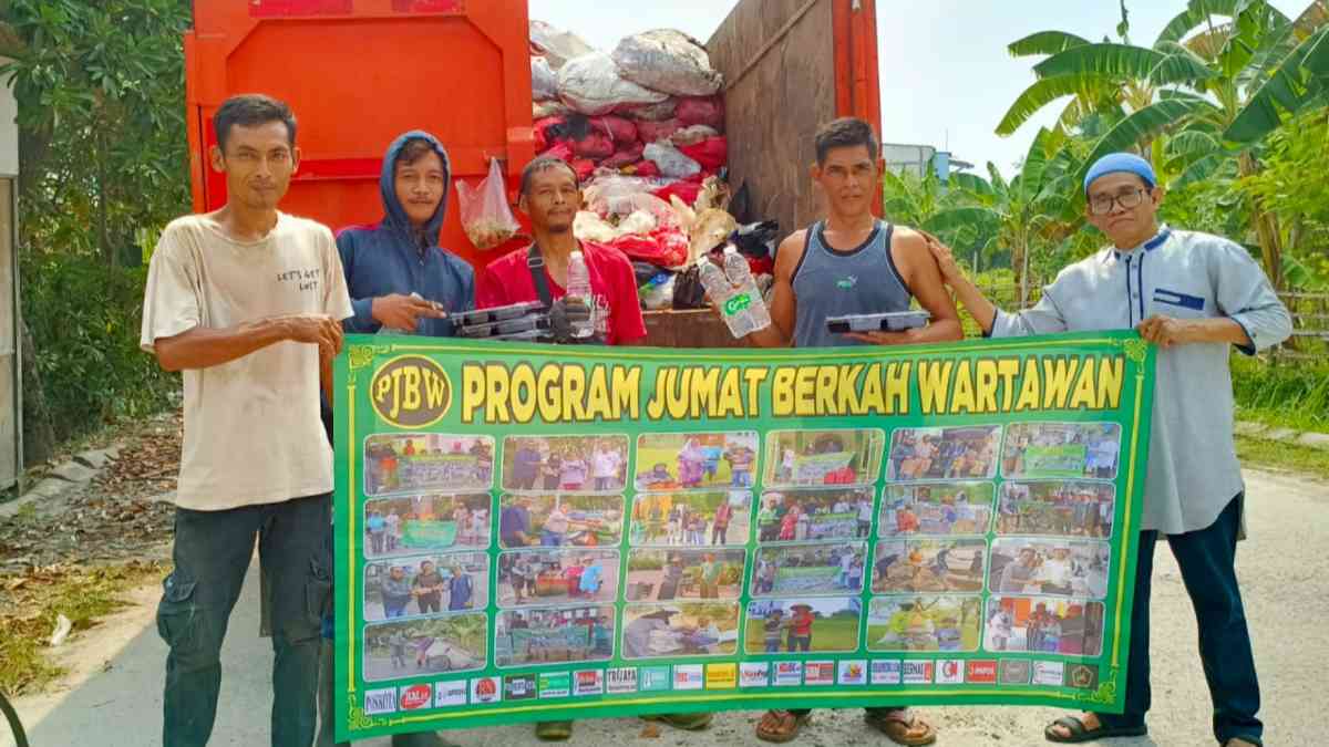 Program Jumat Berkah Wartawan Bagikan 100 Nasi Boks di Jakarta-Bekasi