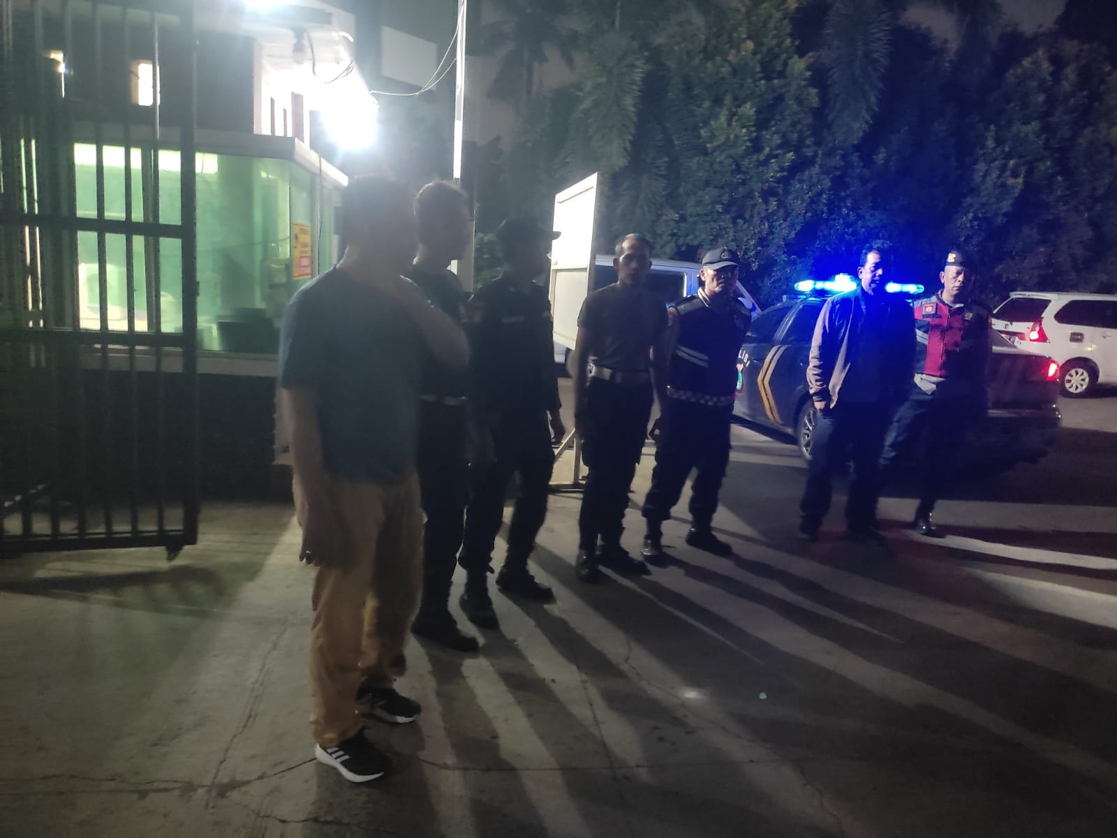 Wujudkan Rasa Aman, Polsek Bekasi Barat Patroli Malam