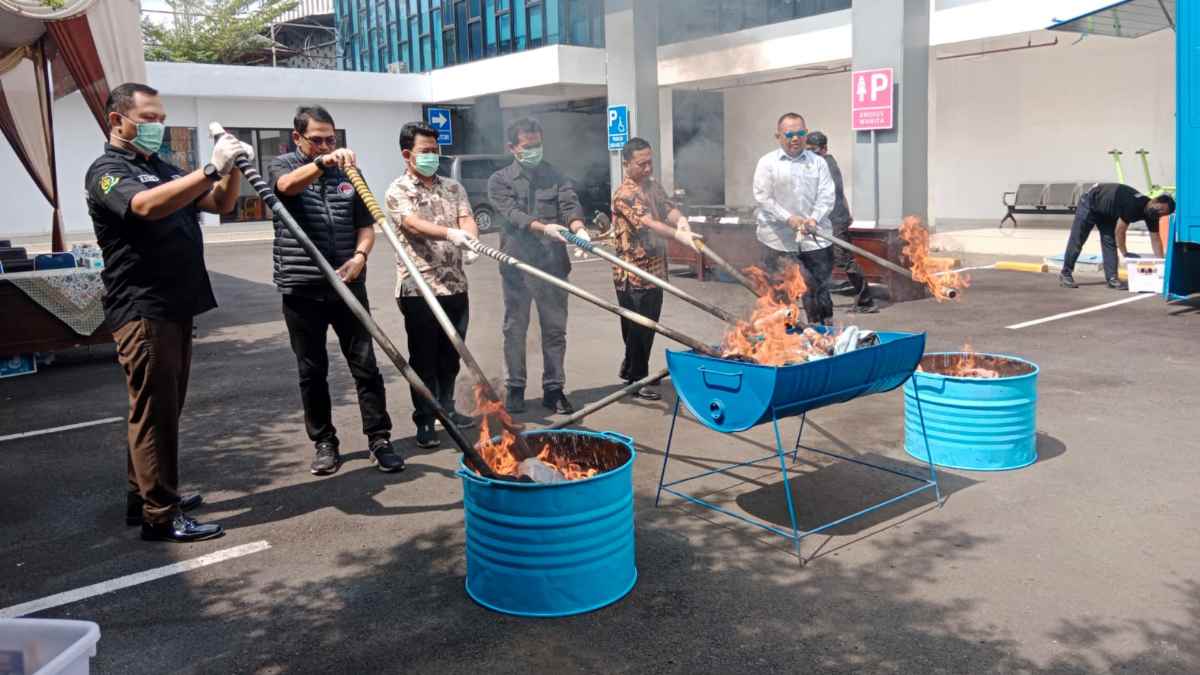 Kejari Kota Bekasi Musnahkan Barang Bukti 128 Perkara