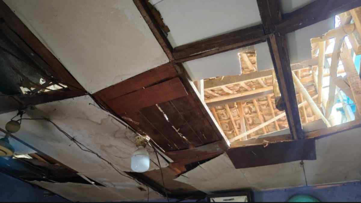 “Menanti Uluran Pemerintah, Rumah Warga Bekasi Terancam Roboh”