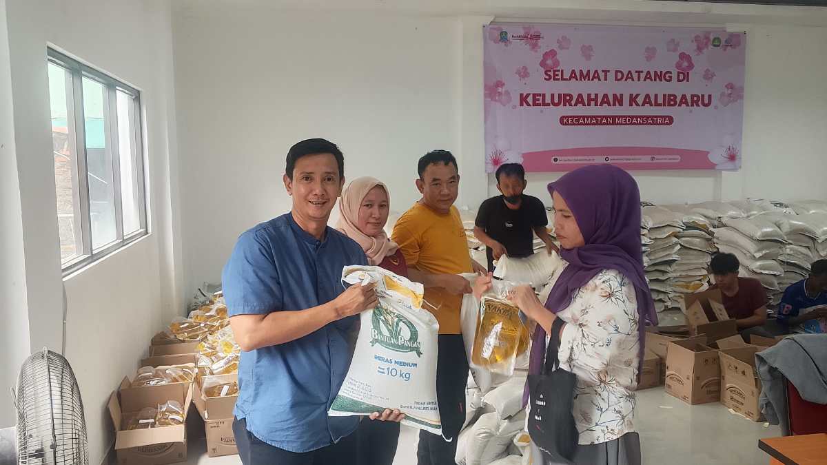 Kelurahan Kalibaru Salurkan Bantuan Pangan untuk Warga