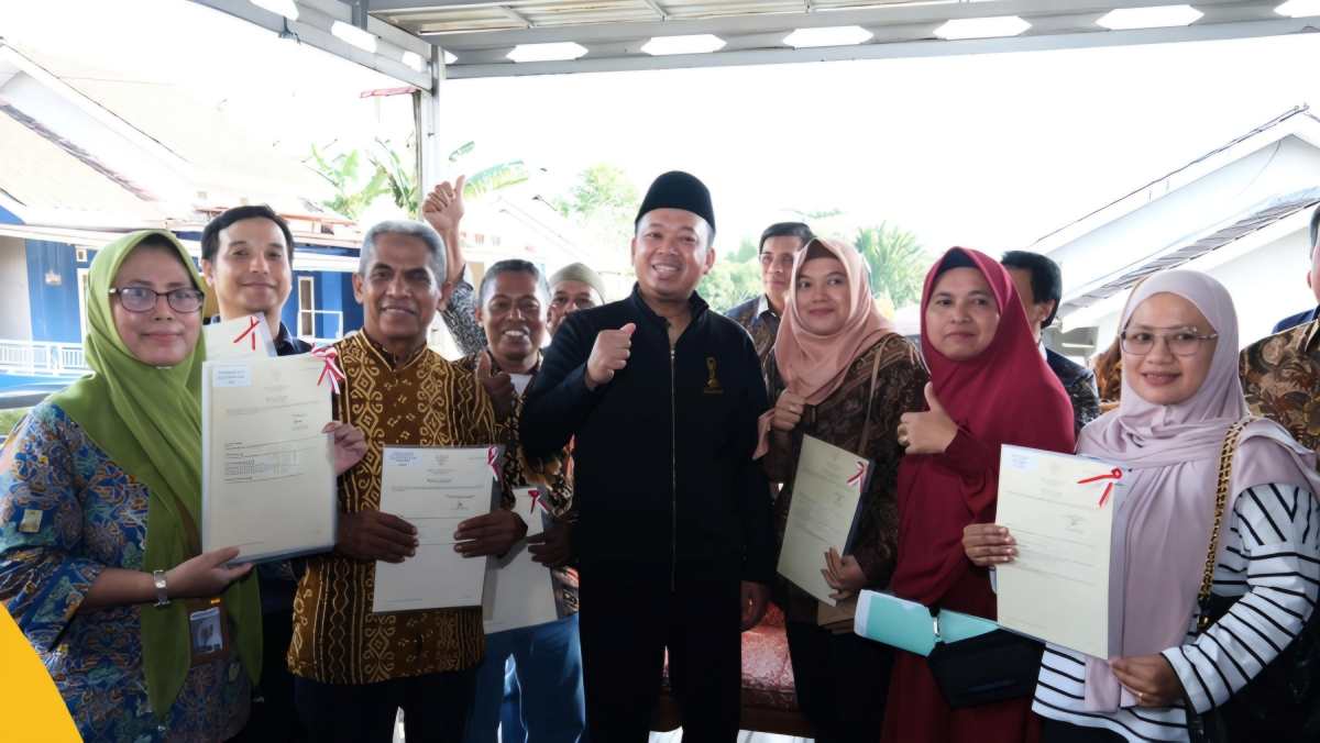 Menteri ATR/BPN Serahkan 44 Sertipikat PTSL ke Warga Balikpapan