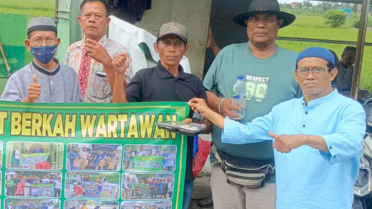 PJBW Bagi 100 Nasi Boks ke Pemulung dan Petugas Kebersihan di Jakbar